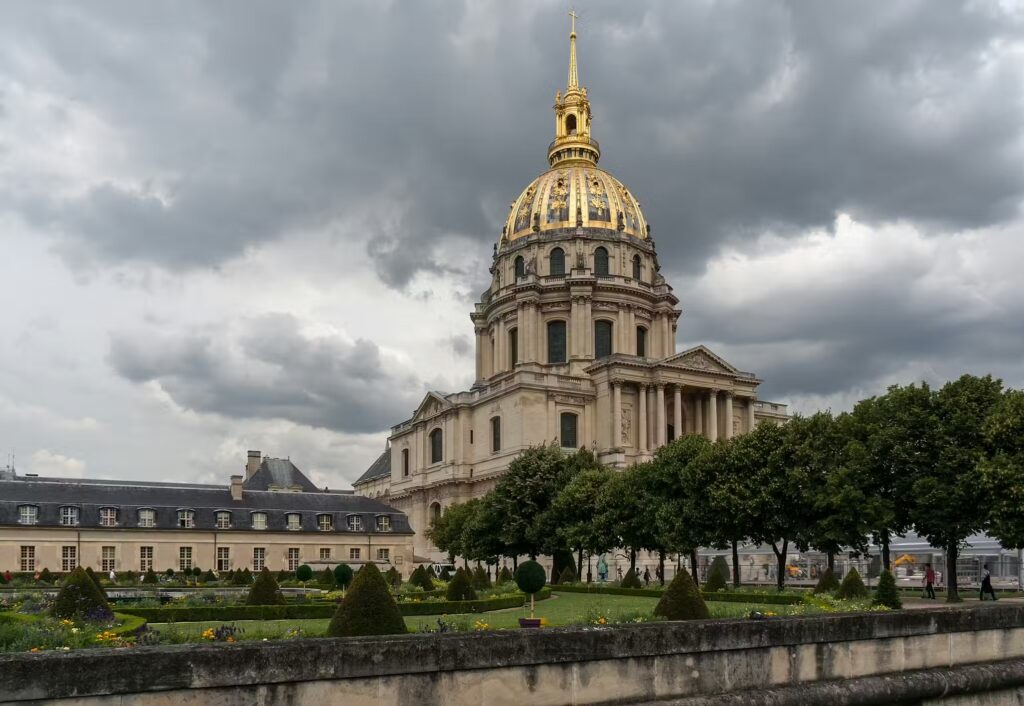 La storica cupola di Les Invalides sotto un cielo nuvoloso a Parigi